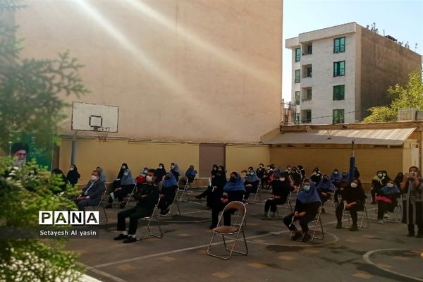 نواخته شدن زنگ مهر در دبیرستان راه زینب منطقه ۱۳ تهران
