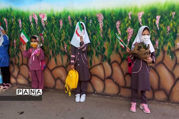 جشن شکوفه‌ها دبستان شایستگان فسا