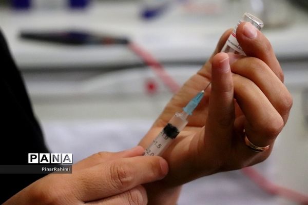 واکسینه شدن دانش آموزان در مراکز واکسیناسیون آموزش و پرورش