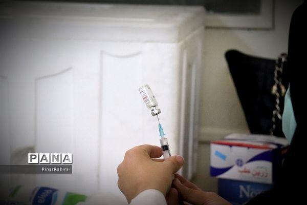 واکسینه شدن دانش آموزان در مراکز واکسیناسیون آموزش و پرورش