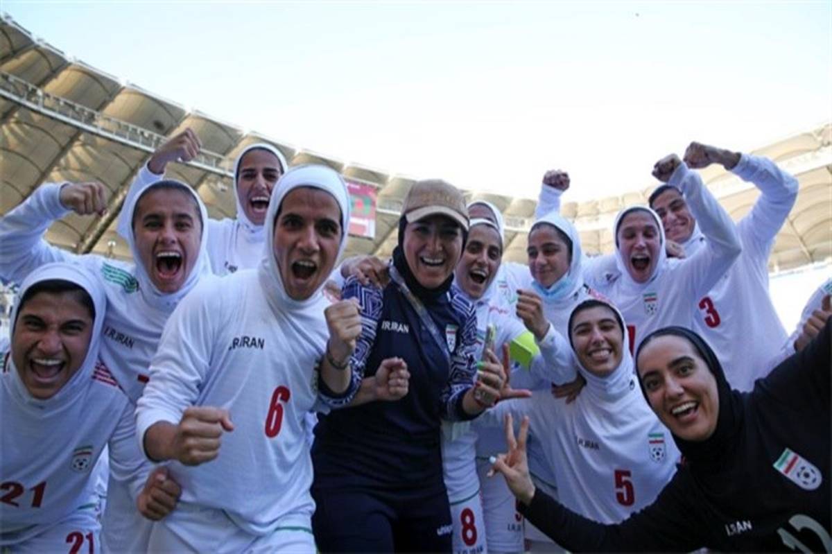 دختران تاریخ‌ساز فوتبال به ایران برگشتند