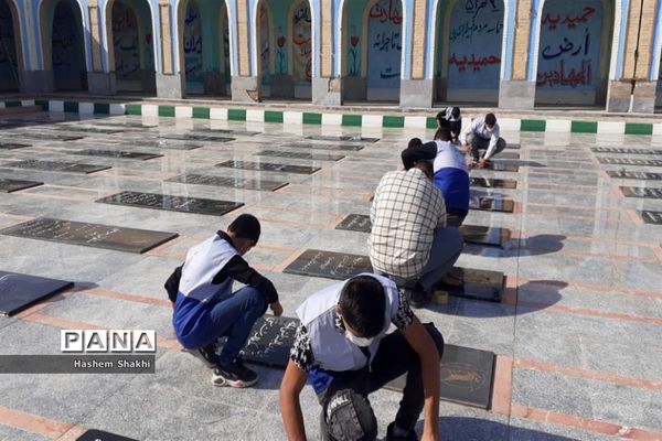 عطرافشانی قبور مطهر شهدا به مناسبت هفته دفاع مقدس