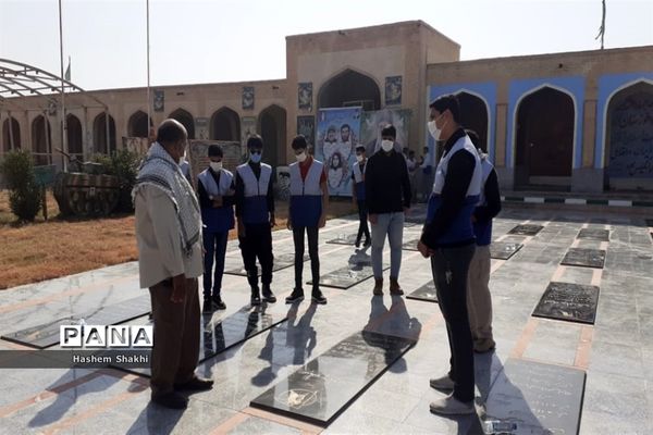 عطرافشانی قبور مطهر شهدا به مناسبت هفته دفاع مقدس