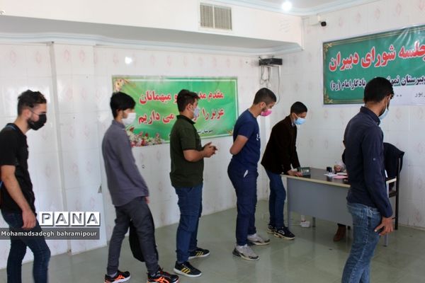 واکسیناسیون دانش‌آموزان  کهگیلویه و بویراحمد در مقطع دبیرستان