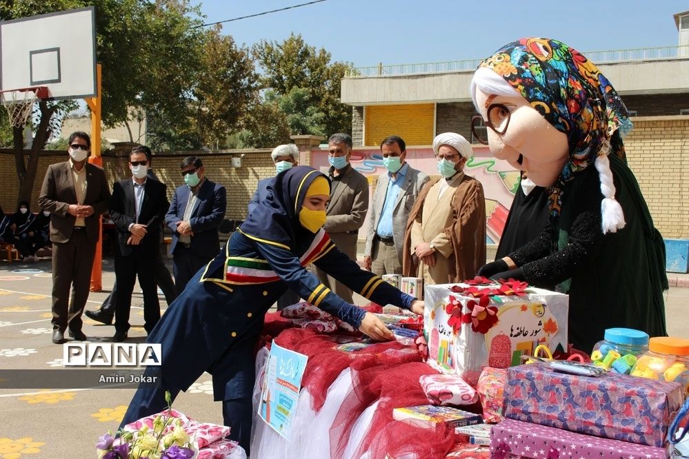 پویش مهر عاطفه‌ها همزمان با سراسر کشور در مدارس استان فارس