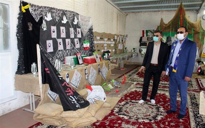 بازدید مدیر سازمان دانش‌آموزی استان قم از نمایشگاه «دفاع مقدس» در شهر کهک