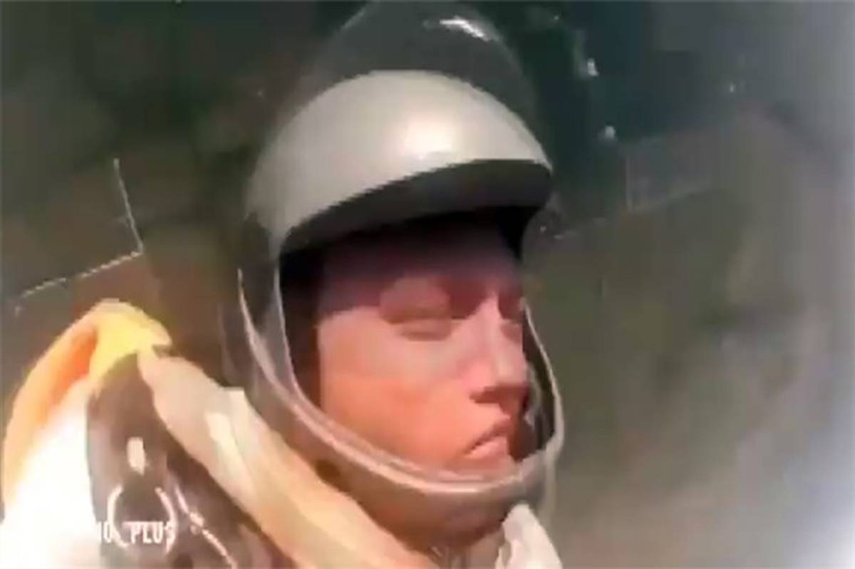 لحظه حیرت‌انگیز نجات چترباز بیهوش در آسمان توسط دوستش!/فیلم