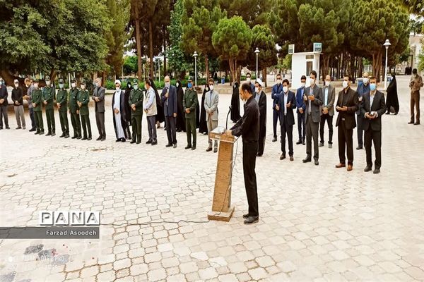 غباروبی مزار شهدای معلم در  کاشمر