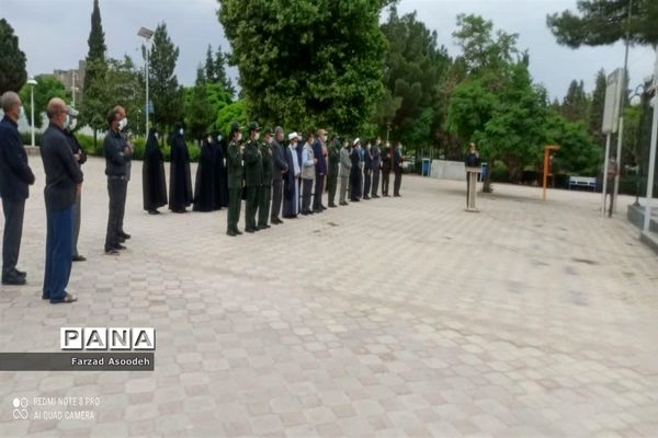 غباروبی مزار شهدای معلم در  کاشمر
