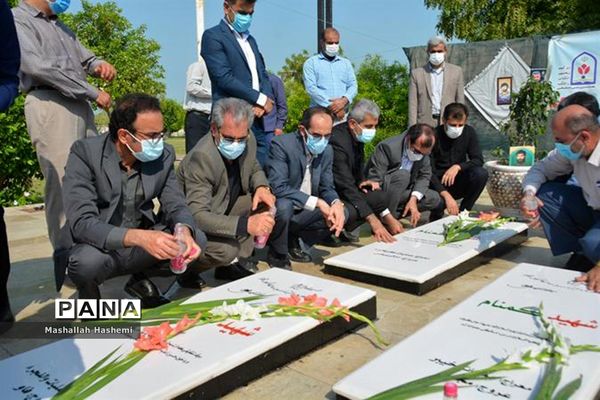 عطر افشانی گلزار مطهر شهدای گمنام پارک شغاب بوشهر