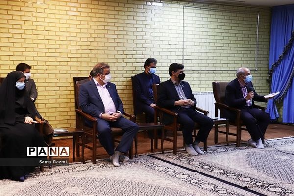 دیدار منتخب معلمان با نماینده ولی فقیه در تبریز