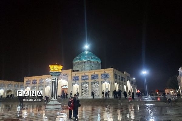 مراسم  شب قدر زیر نم نم باران در زیارتگاه شهید مدرس کاشمر