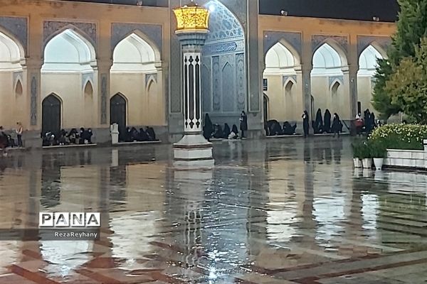 مراسم  شب قدر زیر نم نم باران در زیارتگاه شهید مدرس کاشمر