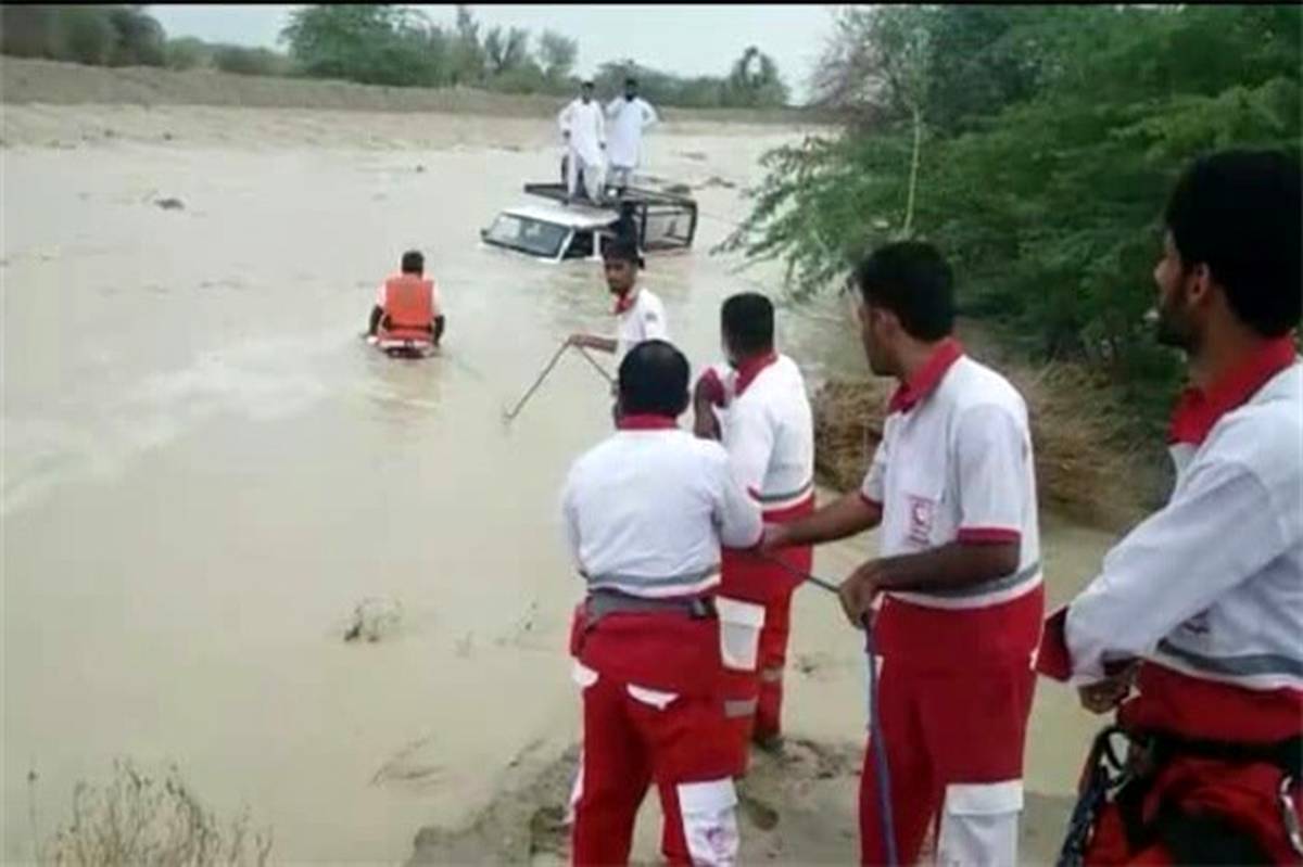 امدادرسانی به ٢۴٣۵ نفر در سیلاب ١۶ استان