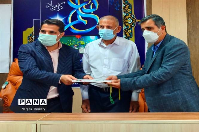 آیین تقدیر از فعالان حوزه سازمان دانشآموزی و معلمان نمونه بسیجی در شهرستان امیدیه