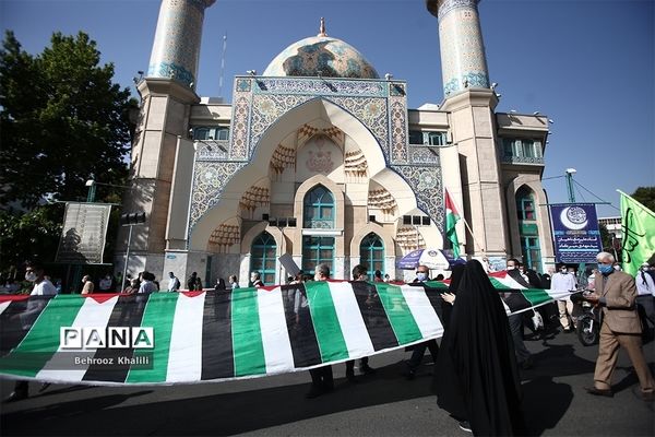 راهپیمایی نمازگزاران از دانشگاه تهران به سمت میدان فلسطین در حمایت از مردم فلسطین