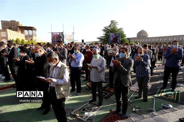 اقامه نماز عید فطر در میدان امام اصفهان