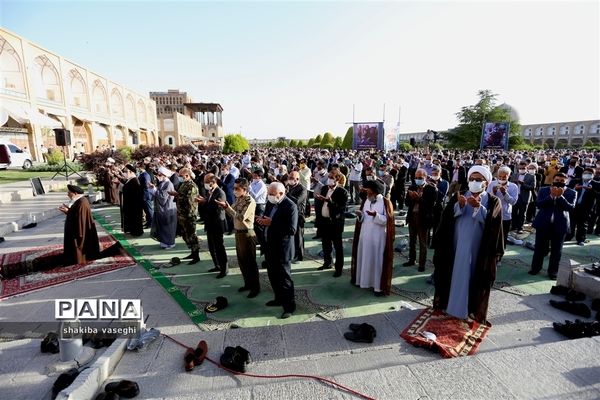 اقامه نماز عید فطر در میدان امام اصفهان