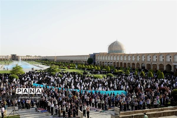 اقامه نماز عید فطر در میدان امام اصفهان