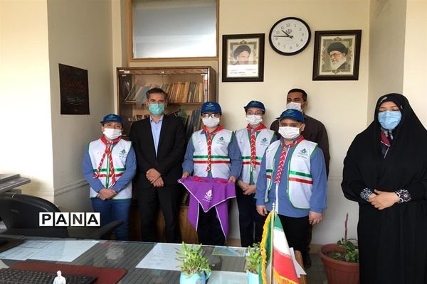 اهدای یادبود به مناسبت  سالروز تاسیس سازمان دانش آموزی به همکاران