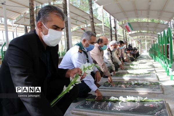 غبارروبی مزارشهدا همزمان بابیست و دومین سالروز تاسیس سازمان دانش‌آموزی