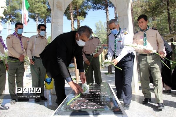 غبارروبی مزارشهدا همزمان بابیست و دومین سالروز تاسیس سازمان دانش‌آموزی