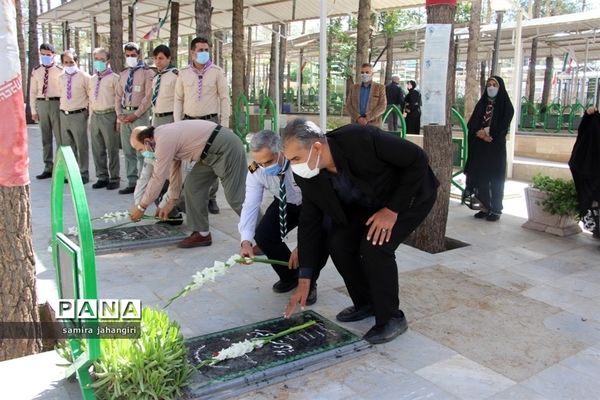 غبارروبی مزارشهدا همزمان بابیست و دومین سالروز تاسیس سازمان دانش‌آموزی