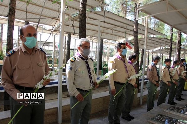 غبارروبی مزارشهدا همزمان بابیست و دومین سالروز تاسیس سازمان دانش‌آموزی