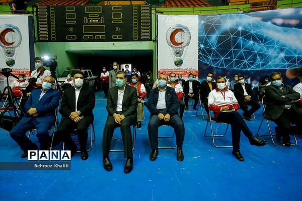 آیین توزیع بسته‌های معیشتی هلال احمر