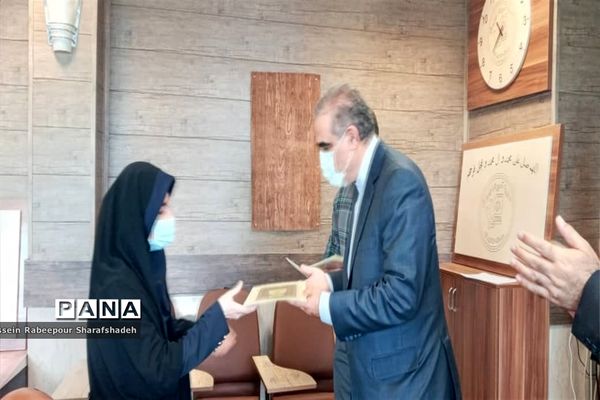 تقدیر از مربیان و دانش آموز پیشتاز منطقه 16