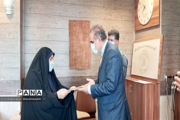 تقدیر از مربیان و دانش آموز پیشتاز منطقه 16