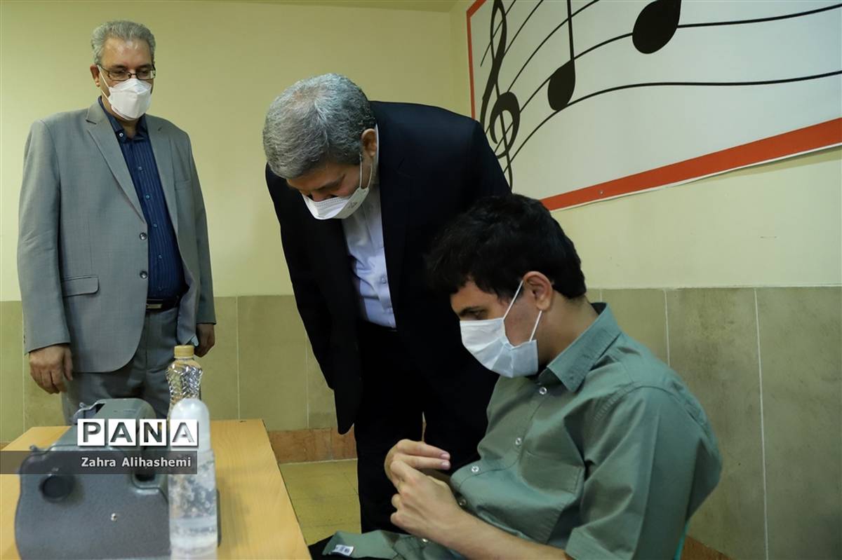 بازدید رئیس سازمان آموزش و پرورش استثنایی از حوزه امتحانی مجتمع نابینایان شهید محبی