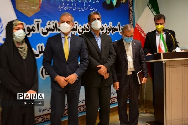 مراسم توزیع نمادین تبلت به دانش‌آموزان اتباع خارجی شهرستان‌های استان تهران