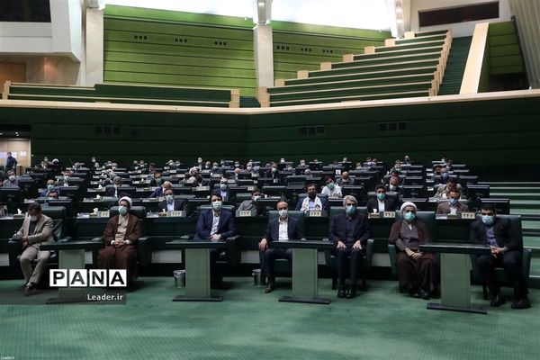 ارتباط تصویری نمایندگان مجلس شورای اسلامی با رهبر انقلاب