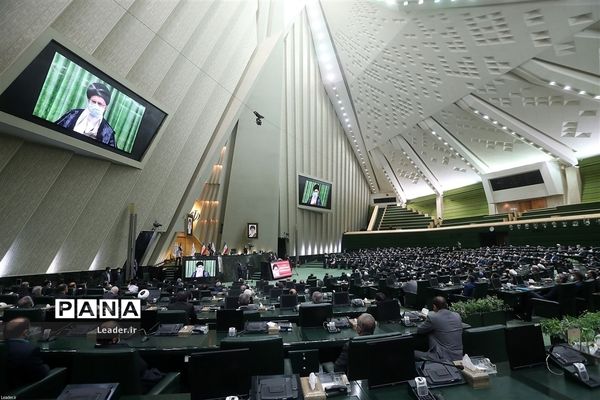 ارتباط تصویری نمایندگان مجلس شورای اسلامی با رهبر انقلاب