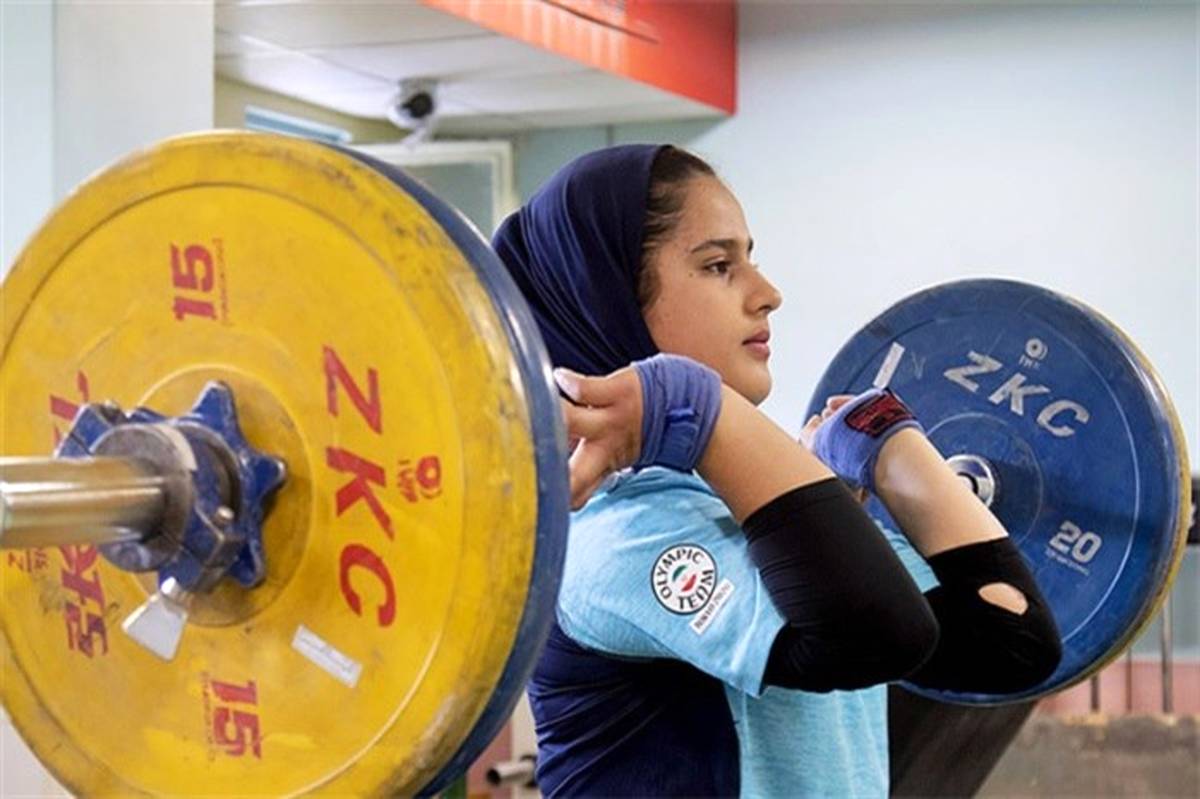 محسن رضایی قهرمانی یک دختر وزنه‌بردار را تبریک گفت