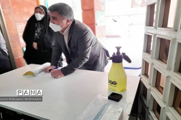 بازدید مدیرکل امور شاهد و ایثارگران وزارت آموزش و پرورش از حوزه امتحانات نهایی منطقه 16 تهران