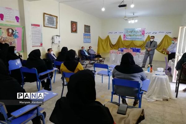 آیین تجلیل از برگزیدگان و عوامل اجرایی جشنواره علمی پژوهشی دبیرستان پاینده اهواز