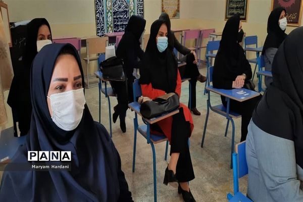 آیین تجلیل از برگزیدگان و عوامل اجرایی جشنواره علمی پژوهشی دبیرستان پاینده اهواز
