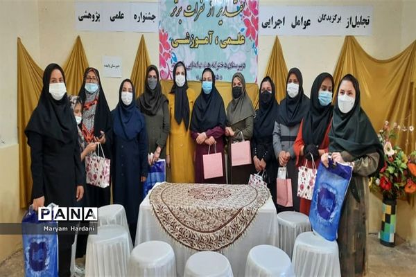 آیین تجلیل از برگزیدگان و عوامل اجرایی جشنواره علمی پژوهشی دبیرستان پاینده اهواز