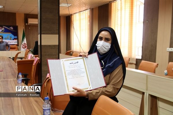 تجلیل از مراقبین سلامت حوزه‌های امتحانی در شهرستان امیدیه