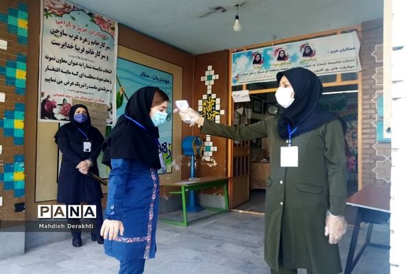 اهدای شاخه گل به دختران بهارستانی به مناسبت روز دختر