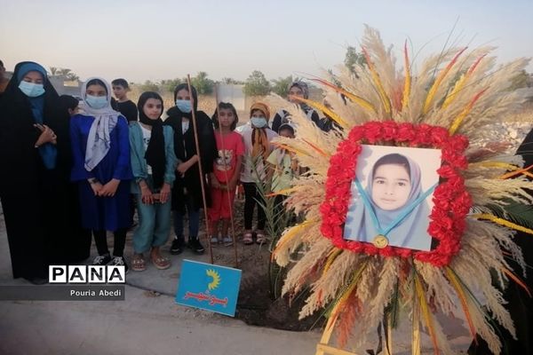 کاشت درخت به مناسبت روز دختر بیاد فاطمه خضری مقدم در روستای احمد آباد