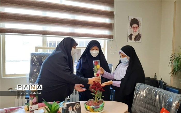 اهدا شاخه گل به دانش آموزان دبیرستان طالقانی  رودهن
