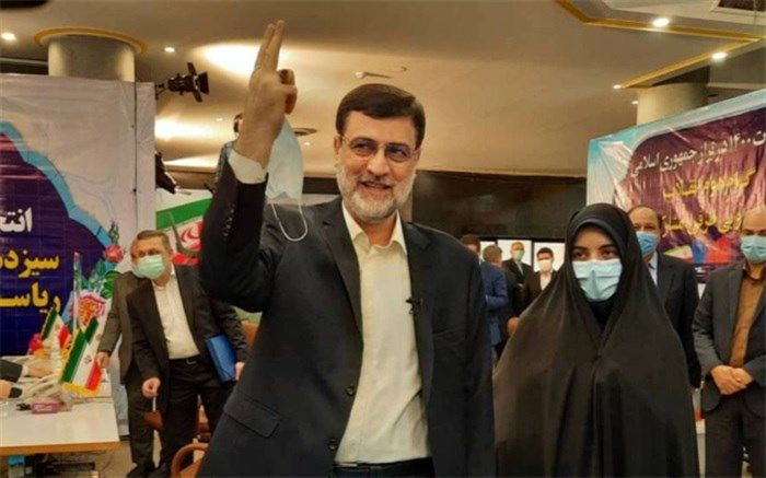 قاضی زاده هاشمی:‌ با امضاهای طلایی که توزیع رانت می کند مقابله می کنیم