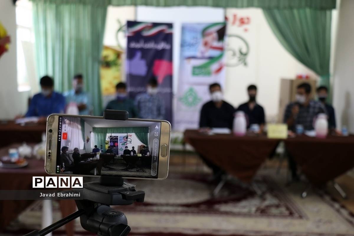 مناظره دانش‌آموزی رای اولی ها در مشهد