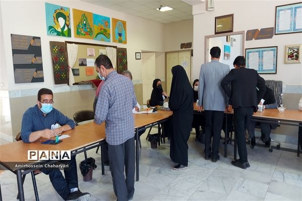 حضور مردم مرزنشین تایباد در پای صندوق های رای