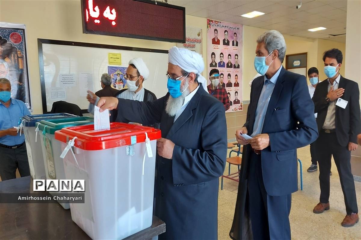 حضور مردم مرزنشین تایباد در پای صندوق های رای