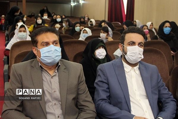 تجلیل از دانش‌آموزان برگزیده مسابقات فرهنگی‌هنری در ناحیه یک شهرری