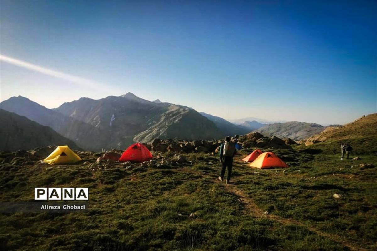 صعود گروه کوهنوردى فرهنگیان اداره کل آموزش و پرورش فارس به قلل حوض دال و سیچانى